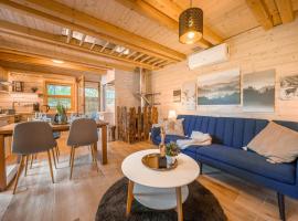 Magic new cozy tiny house at private lake, domek nebo chatka v destinaci Řehenice