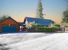 Viesnīca ar autostāvvietu Log cabin oasis with spectacular views & stargazing pilsētā Mariposa