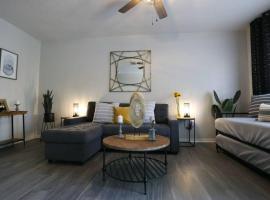 Renovated Modern Industrial Suite 2 BR Condo, Hotel in Gainesville