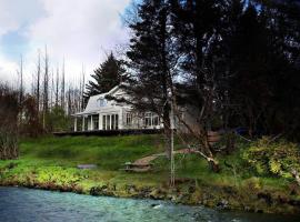 Riverfront Paradise Villa, casa o chalet en Hveragerði