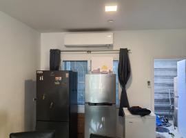 Nice_townhouse, hotel in Samut Prakan