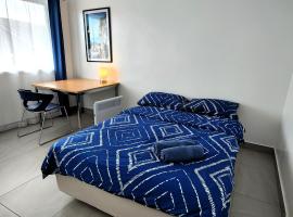 PROMO! Near Train Station, FREE WIFI!, cabin in Melbourne