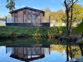 Lakeview Lodge, cottage in Landford