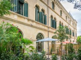 5 Family Apartments with Pool & Large Garden in Historic Pézenas Convent, ξενοδοχείο σε Pézenas