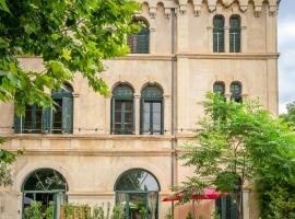 Ultimate Relaxation for Family or Group at Renowned Couvent des Ursulines, a Tranquil Escape in Historic Pézenas, casa en Pézenas