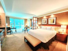 The Signature at MGM Condo! Stunning Strip Views & No Resort Fees!, hotell i Las Vegas