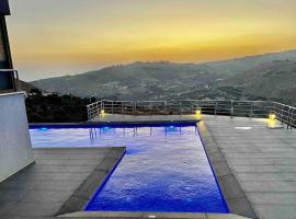 Farmhouse with Pool and Breathtaking Views, villa in Amman