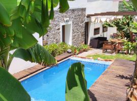 Villa Canaria piscina jacuzzi jardín, hotel med parkering i Santa Maria de Guia