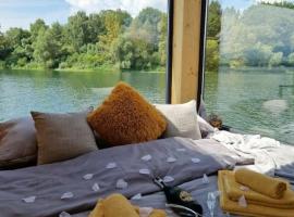 AQUACHILL houseboat & wellness, bátagisting í Liptovský Trnovec