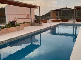 Apartasuite moderno y elegante en Playa Salguero，位于Gaira的带停车场的酒店