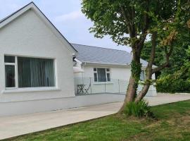Annie's House with Thermal Health Spa, cottage in Moville