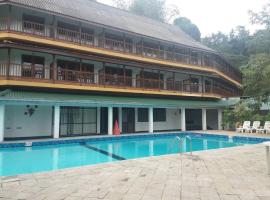 Hotel Hill Top: Kandy şehrinde bir otel