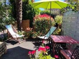 Studio vue sur jardin à 3 mn en voiture de la mer, hotel in Fouesnant