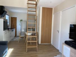 Appartement climatisé avec terrasse, hotel v destinaci Cours la Ville