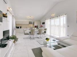 Appartement mit großem Garten und Grillbereich, leilighet i Valtura