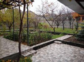 B27: Studio+BDR w/big Garden away from city heat!, hotel with parking in Yerevan