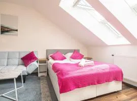 Airy Attic Apt.: Stylish Studio at Penzing Area