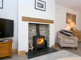 Pass the Keys Modern Coastal Home in Bull Bay, hotel dengan parking di Amlwch