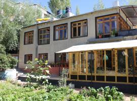 Karma Lodge, hotel cerca de Shanti Stupa, Leh