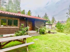 Charmig stuga mitt i naturen!, hytte i Upplands-Väsby