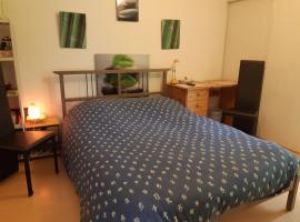 Petit studio - Chambre indépendante au calme, hotel sa parkingom u gradu Landerneau