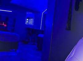 Chambre romantique avec Spa B, hotel with parking in Gruny