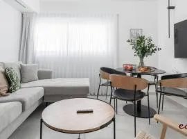 דירת 2 חדרי שינה וסלון 50 מטר מהים- By Edomlux