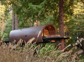 ~* The Spectacular Spyglass Treehouse *~, cabana o cottage a Occidental