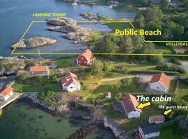 Cabin at the sea. public beach close with jumpingtower., hotel en Höviksnäs