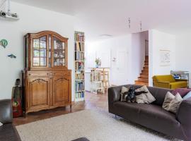 Spacious and kids-friendly modernized farmhouse near city of Cologne، فندق في كولونيا