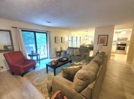 Hidden Gem 3bd/2bth 1levl, hotel in Hot Springs Village