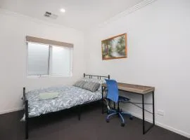 Modern Share house, private bedroom with double size bed, 7min to beach