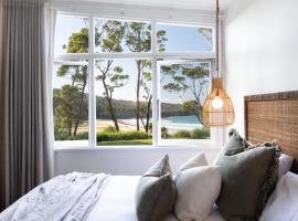 Pebbly Beach Escape, Hotel in East Lynne