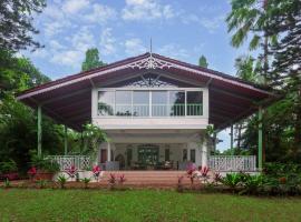 Vanya Farms by StayVista - Orchard villa with rustic vintage interiors & a table tennis table, casa de férias em Alībāg