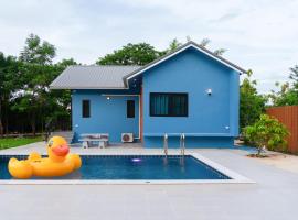 Blue Mountain Pool Villa at Khao Yai, holiday home in Ban Wang Sai