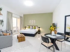 Amazing Studio with Balcony & Beach access-RAK