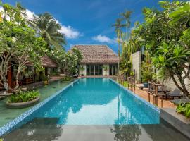 Stunning 5BR villa with freshwater pool & tropical garden, khách sạn ở Ban Phru Champa