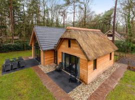 Luxe, sfeervol en vrijstaand boshuis Chalet LaMast, hótel í Norg