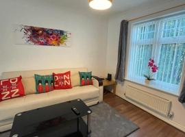 Stylish 4beds house with parking for contractors & families, HS2 NEC, ваканционна къща в Marston Green