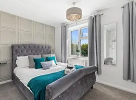 Spacious 3-Bedroom House with Parking Family Friendly