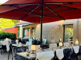 LOGIS HÔTEL, CHALETS et RESTAURANT LES CHATELMINÉS, hotel v destinácii La Bresse