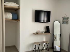 Chambre avec salle de bain privée dans villa avec garage, hotel in Manosque