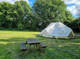 Glamping in style Emperor tent, hotel with parking in Ifield