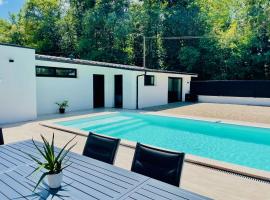 Belle dépendance avec piscine au calme Sud-Gironde, hotel i Saint-Selve
