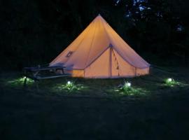 Glamping in style Bell tent, camping de luxo em Ifield