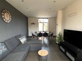 The 75 renovated work or holiday home, semesterhus i Comines