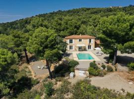 Villa "Le Sortilège" vue panoramique et piscine, hotel in Tourtour