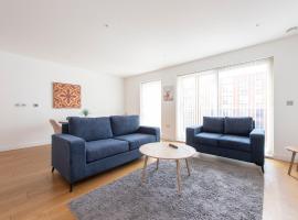 Stunning 3 bed apartment in Colindale next to rail station, hotel in Colindale