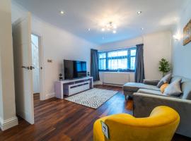 Modern 4 Bed Hayes Home (Free Parking), holiday home in Hayes