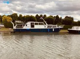 L'Amazone - bateau à quai sur le canal de bourgogne